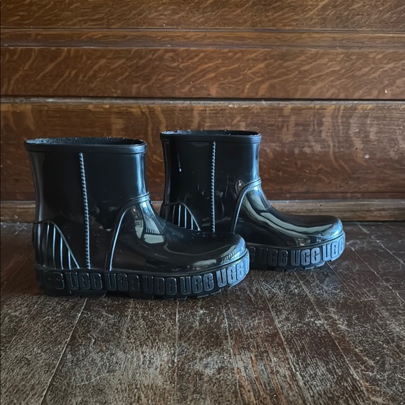 UGG Black Rain & Snow Boots with Glossy Finish - Picture 3 of 6